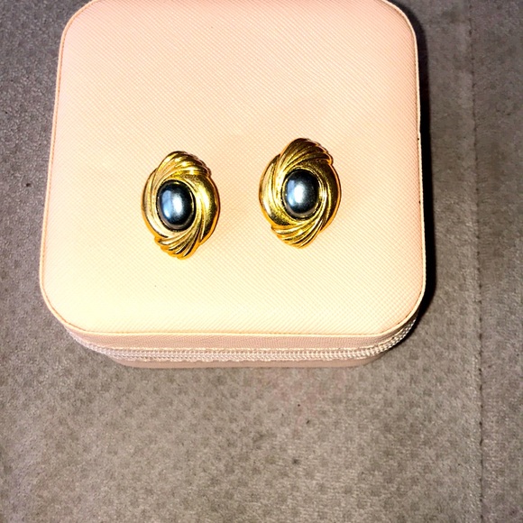 Avon Vintage 1988 Caviar Collection Victorian gold and gray post earrings - Picture 1 of 3